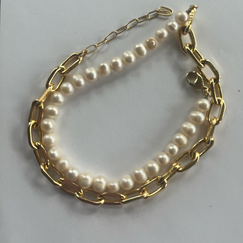 Elegant Gold and Pearl necklace